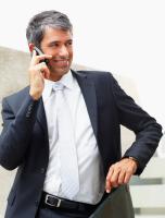 40代の大人のメンズファッションは高級感漂うブランドのバッグでコーディネートしてみませんか?オールレザーのボディーバッグは洗礼された大人の40代メンズが持ち歩く